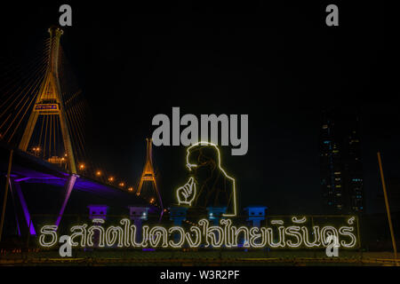 Samutprakan, thailandia - jun, 2019 : Il Grand Re Bhumibol ponte in Twilight, Bangkok, Thailandia. Foto Stock