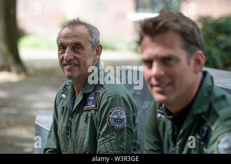 Spitfire piloti Steve Boultbee Brooks (sinistra) e Matt Jones che tentano di volare un restaurato recentemente MK IX Spitfire denominato 'Silver Spitfire" in tutto il mondo nella prima circumnavigazione del globo da parte di un piano di spitfire. Foto Stock