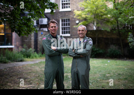 Spitfire piloti Matt Jones (sinistra) e Steve Boultbee Brooks che tentano di volare un restaurato recentemente MK IX Spitfire denominato 'Silver Spitfire" in tutto il mondo nella prima circumnavigazione del globo da parte di un piano di spitfire. Foto Stock