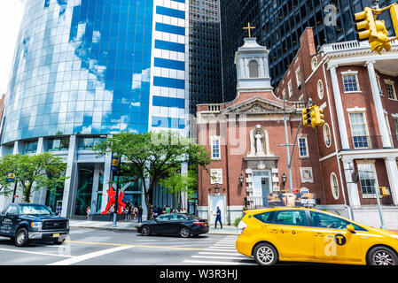 La città di New York, Stati Uniti d'America - 1 Agosto 2018: Il James Watson House e adiacente al Santuario di Santa Elisabetta Anna Seton con persone intorno e traffico in batteria Foto Stock