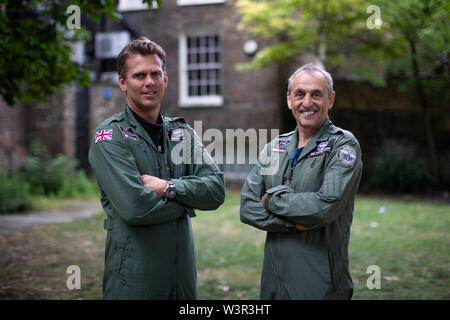 Spitfire piloti Matt Jones (sinistra) e Steve Boultbee Brooks che tentano di volare un restaurato recentemente MK IX Spitfire denominato 'Silver Spitfire" in tutto il mondo nella prima circumnavigazione del globo da parte di un piano di spitfire. Foto Stock