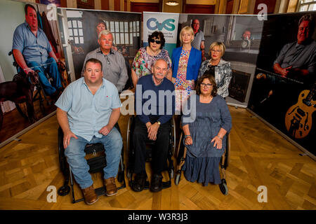 Vittime Commissario Judith Thompson (seconda a destra indietro) lancia la commissione per le vittime e i superstiti, Pension disposizione (VASPA) Consigli Carta (Maggio 2019), al Long Gallery di Stormont's agli edifici del Parlamento con (fila anteriore da sinistra a destra) Paul Gallagher, Peter Heathwood e Jennifer McNern, (fila posteriore sinistra a destra) Sam Wilson, Margaret Yeaman e Minty Thompson. Foto Stock