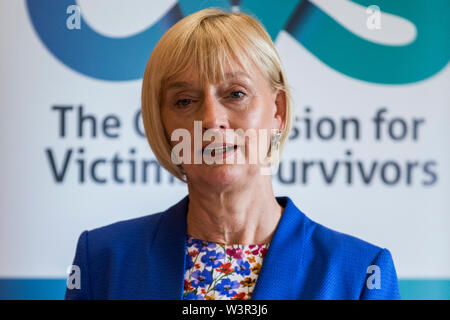 Vittime Commissario Judith Thompson lancia la commissione per le vittime e i superstiti, Pension disposizione (VASPA) Consigli Carta (Maggio 2019), al Long Gallery di Stormont's agli edifici del Parlamento. Foto Stock