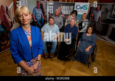 Vittime Commissario Judith Thompson lancia la commissione per le vittime e i superstiti, Pension disposizione (VASPA) Consigli Carta (Maggio 2019), al Long Gallery di Stormont's agli edifici del Parlamento con (fila anteriore da sinistra a destra) Paul Gallagher, Peter Heathwood e Jennifer McNern, (fila posteriore sinistra a destra) Sam Wilson, Margaret Yeaman e Minty Thompson. Foto Stock