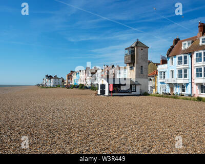 Ex marinai della torre di vedetta ora una galleria d'arte sulla spiaggia di ciottoli a Aldeburgh Suffolk in Inghilterra Foto Stock