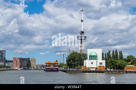 Rotterdam, Paesi Bassi. Il 2 luglio 2019. La città e il fiume Maas vicino al porto. Edifici alti e Euromast sullo sfondo Foto Stock