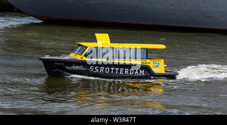 Rotterdam, Paesi Bassi. Il 2 luglio 2019. Taxi acqueo in fiume Maas, il tour cittadino e trasporto Foto Stock