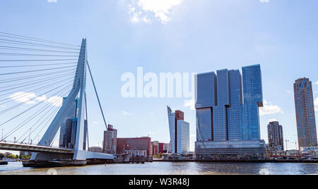 Rotterdam, Paesi Bassi. Il 2 luglio 2019. Paesaggio urbano e Ponte Erasmo, giornata di sole. Waterfront edifici al fiume Maas Foto Stock