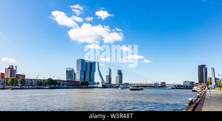 Rotterdam, Paesi Bassi. Il 2 luglio 2019. Paesaggio urbano e Ponte Erasmo, giornata di sole. Waterfront edifici al fiume Maas Foto Stock