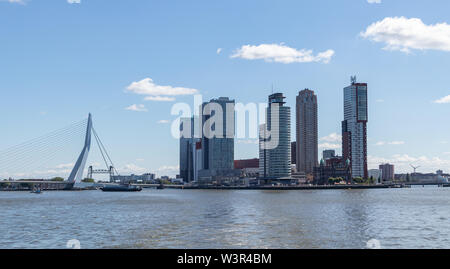 Rotterdam, Paesi Bassi. Il 2 luglio 2019. Paesaggio urbano e Ponte Erasmo, giornata di sole. Waterfront edifici al fiume Maas Foto Stock