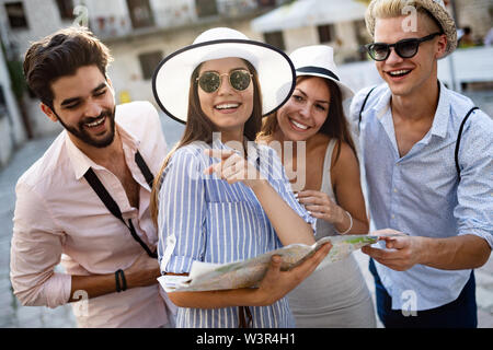 Felice gruppo di turisti in viaggio e visite turistiche insieme Foto Stock