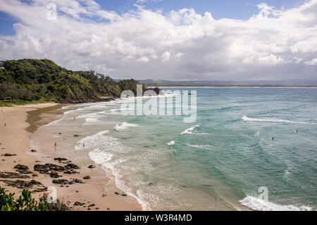 Surfisti in mare a Wategos Beach, NSW, Australia Foto Stock