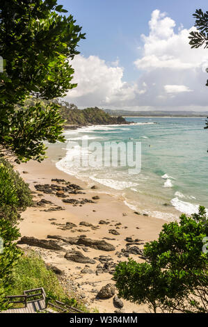 Surfisti in mare a Wategos Beach, NSW, Australia Foto Stock