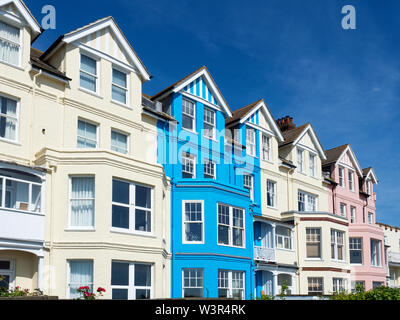 Gli edifici colorati lungo il lungomare di Aldeburgh Suffolk in Inghilterra Foto Stock
