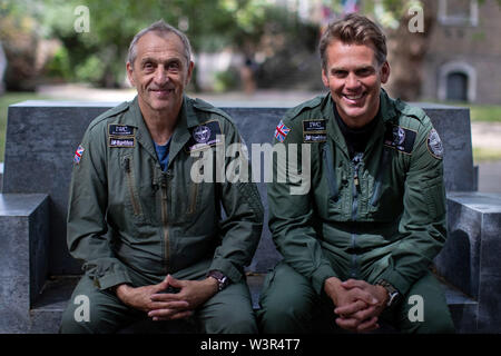 Spitfire piloti Steve Boultbee Brooks (sinistra) e Matt Jones che tentano di volare un restaurato recentemente MK IX Spitfire denominato 'Silver Spitfire" in tutto il mondo nella prima circumnavigazione del globo da parte di un piano di spitfire. Foto Stock