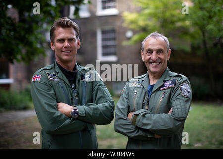 Spitfire piloti Matt Jones (sinistra) e Steve Boultbee Brooks che tentano di volare un restaurato recentemente MK IX Spitfire denominato 'Silver Spitfire" in tutto il mondo nella prima circumnavigazione del globo da parte di un piano di spitfire. Foto Stock