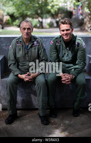 Spitfire piloti Steve Boultbee Brooks (sinistra) e Matt Jones che tentano di volare un restaurato recentemente MK IX Spitfire denominato 'Silver Spitfire" in tutto il mondo nella prima circumnavigazione del globo da parte di un piano di spitfire. Foto Stock