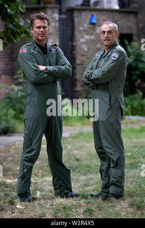 Spitfire piloti Matt Jones (sinistra) e Steve Boultbee Brooks che tentano di volare un restaurato recentemente MK IX Spitfire denominato 'Silver Spitfire" in tutto il mondo nella prima circumnavigazione del globo da parte di un piano di spitfire. Foto Stock