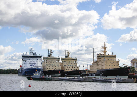 Icebreaker flotta di stanza nel porto di Katajanokka, Helsinki, Finlandia | Estate 2018 | Il rompighiaccio blu sulla sinistra è Polaris, la maggior parte powerf Foto Stock