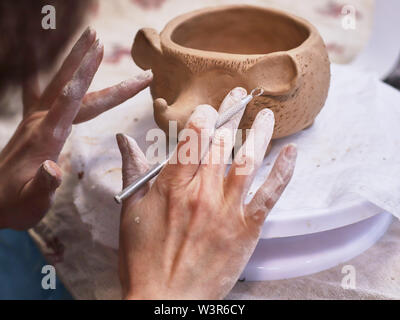 Gli elementi di ceramica sono realizzati a mano. Una ciotola. Foto Stock