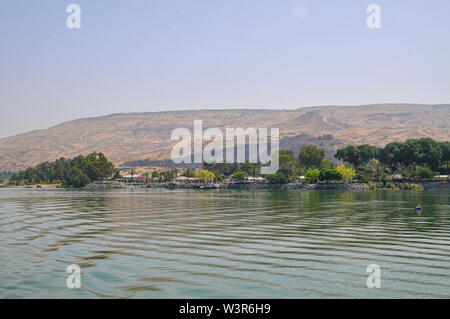 Kibbutz Ginosar sulle rive del lago Kinneret come visto dal di dentro il lago. Mare di Galilea, Israele Foto Stock
