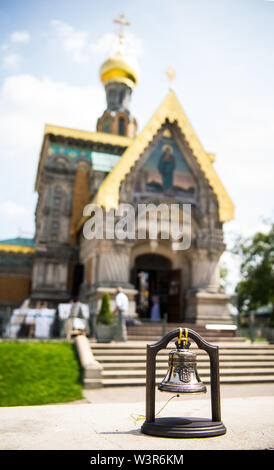 Darmstadt, Germania. 17 Luglio, 2019. Il modello di una delle future campane si erge di fronte alla Chiesa Ortodossa Russa di Santa Maria Maddalena a Darmstadt. La Chiesa Ortodossa Russa su Mathildenhöhe commemorato l'assassinio dell'ultimo zar russo famiglia il 17 luglio 1918 con un servizio divino. Successivamente, modelli di campana sono stati simbolicamente consegnato per le sette nuove campane. Le nuove campane, che non sono ancora completamente finito, sarà consacrata a una data successiva. Credito: Andreas Arnold/dpa/Alamy Live News Foto Stock