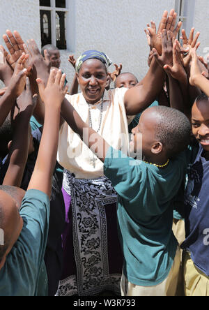 Catechista cattolica insegnante religiosa è accolta con favore dagli studenti dell Epifania Pre- e la scuola primaria a Bagamoyo. Tanzania, Africa Foto Stock