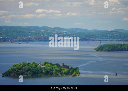 Orange Co., New York: Bannerman il Castello, abbandonato magazzino militare, su Pollepel isola nel fiume Hudson; e il Ponte Newburgh-Beacon. Foto Stock