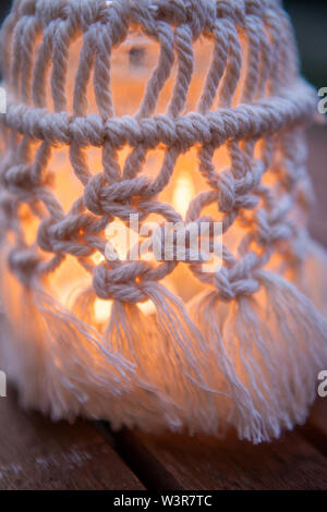 Un macrame vasetto di marmellata copertura fa una luce per esterni REGNO UNITO Foto Stock