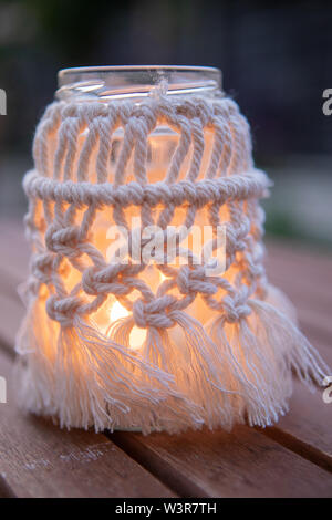 Un macrame vasetto di marmellata copertura fa una luce per esterni REGNO UNITO Foto Stock