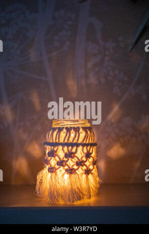 Un macrame vasetto di marmellata copertura fa una luce per interni REGNO UNITO Foto Stock