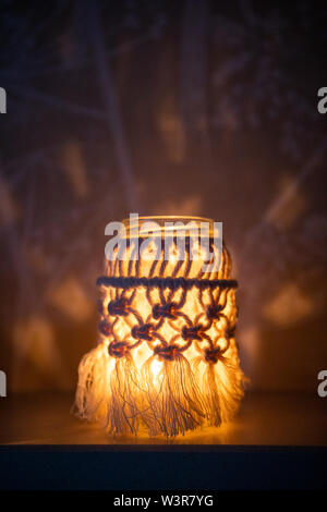 Un macrame vasetto di marmellata copertura fa una luce per interni REGNO UNITO Foto Stock