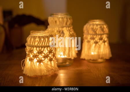 Un macrame vasetto di marmellata copertura fa una luce per interni REGNO UNITO Foto Stock