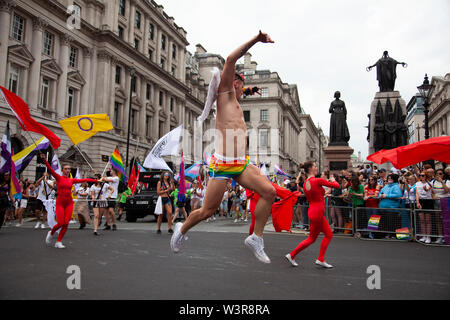 LONDON, Regno Unito - 6 Luglio 2019: un uomo salta in aria all'annuale Gay Pride marzo nel centro di Londra Foto Stock