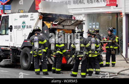 Spazzatrice sul fuoco a Park Slope Brooklyn NYC Foto Stock