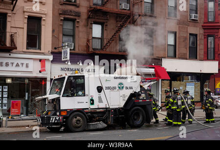 Spazzatrice sul fuoco a Park Slope Brooklyn NYC Foto Stock