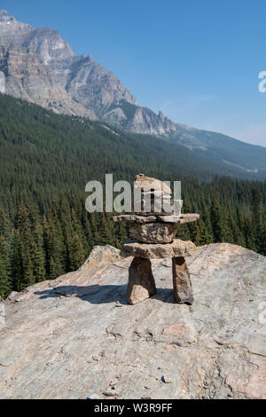 Pietre equilibrate in forma di scultura ispirandosi all'arte tradizionale canadese Alberta, Canada Foto Stock