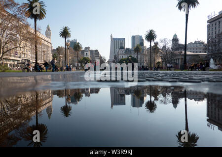 Buenos Aires, Argentina. 12 Luglio, 2019. La Plaza de Mayo di Buenos Aires si è riflessa in una pozzanghera. Credito: Ralf Hirschberger/dpa-Zentralbild/ZB/dpa/Alamy Live News Foto Stock