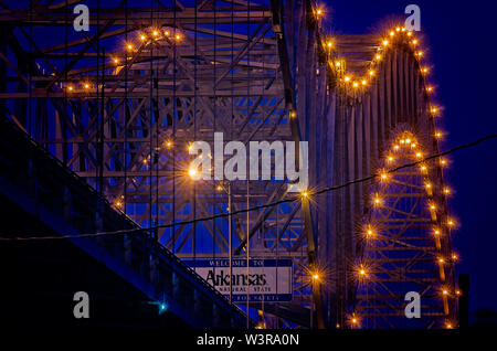 Il Hernando De Soto Bridge, chiamato anche il Ponte di M, è raffigurato come si entra in Arkansas, Sett. 10, 2015, a Memphis, Tennessee. Foto Stock