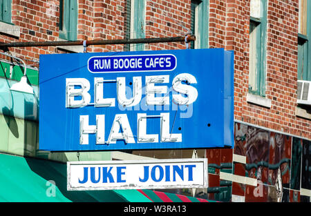 Il Rum Boogie Cafe blues hall e juke joint segno è raffigurato su Beale Street, Sett. 12, 2015, a Memphis, Tennessee. Foto Stock