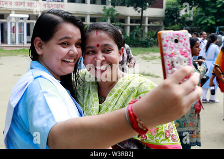 Dacca in Bangladesh - Luglio 17, 2019: Viqarunnisa mezzogiorno la scuola e gli studenti universitari che festeggiano il loro superiore certificato secondario (HSC) risultati, Dhaka, B Foto Stock