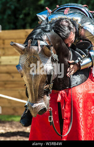 Un cavaliere avvolge il suo cavallo durante una rievocazione storica giostra settimana al Castello di Arundel Foto ©Julia Claxton Foto Stock