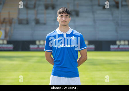 Darmstadt, Germania. 17 Luglio, 2019. Soccer seconda Bundesliga: Fototermin Darmstadt 98 per la stagione 2019/20 nel Merck Stadium dell'Böllenfalltor: Player Ensar Arslan. Credito: Sila Stein/dpa/Alamy Live News Foto Stock