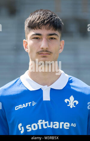 Darmstadt, Germania. 17 Luglio, 2019. Soccer seconda Bundesliga: Fototermin Darmstadt 98 per la stagione 2019/20 nel Merck Stadium dell'Böllenfalltor: Player Ensar Arslan. Credito: Sila Stein/dpa/Alamy Live News Foto Stock