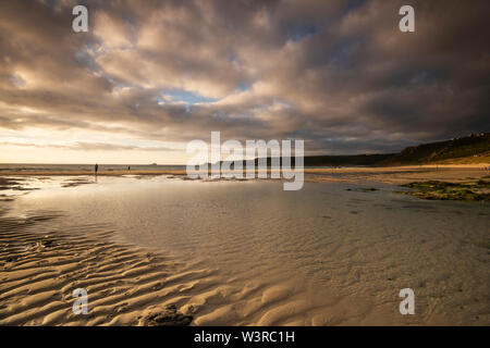 Tramonto sulla spiaggia di Sennen Cove in Cornovaglia, England Regno Unito Foto Stock