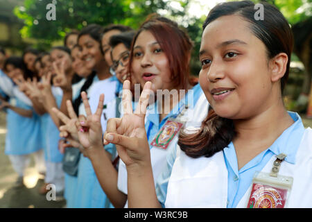 Dacca in Bangladesh - Luglio 17, 2019: Viqarunnisa mezzogiorno la scuola e gli studenti universitari che festeggiano il loro superiore certificato secondario (HSC) risultati, Dhaka, B Foto Stock