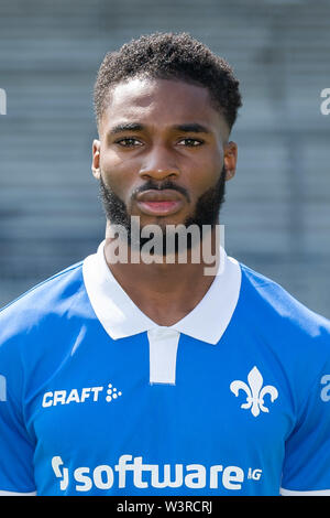 Darmstadt, Germania. 17 Luglio, 2019. Soccer seconda Bundesliga: Fototermin Darmstadt 98 per la stagione 2019/20 nel Merck Stadium dell'Böllenfalltor: Player Mandela Egbo. Credito: Sila Stein/dpa/Alamy Live News Foto Stock