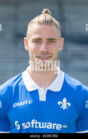 Darmstadt, Germania. 17 Luglio, 2019. Soccer seconda Bundesliga: Fototermin Darmstadt 98 per la stagione 2019/20 nel Merck Stadium dell'Böllenfalltor: il giocatore Felix Platte. Credito: Sila Stein/dpa/Alamy Live News Foto Stock