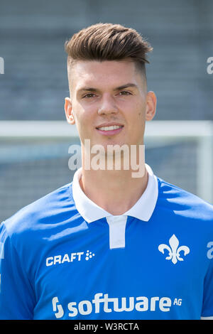 Darmstadt, Germania. 17 Luglio, 2019. Soccer seconda Bundesliga: Fototermin Darmstadt 98 per la stagione 2019/20 nel Merck Stadium dell'Böllenfalltor: Player Mathias Honsak. Credito: Sila Stein/dpa/Alamy Live News Foto Stock