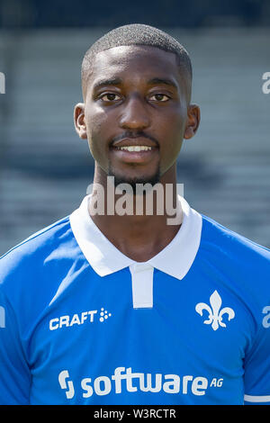 Darmstadt, Germania. 17 Luglio, 2019. Soccer seconda Bundesliga: Fototermin Darmstadt 98 per la stagione 2019/20 nel Merck Stadium dell'Böllenfalltor: Player Patric Pfeiffer. Credito: Sila Stein/dpa/Alamy Live News Foto Stock